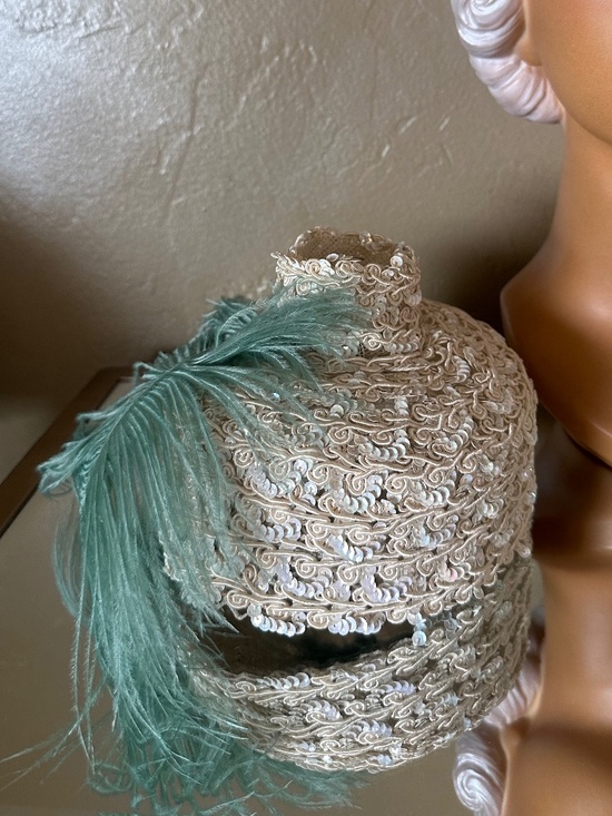 FESTIVE 1950\'s IVORY & SEQUIN LACE COCKTAIL HAT + GREEN OSTRICH FEATHER main image 7